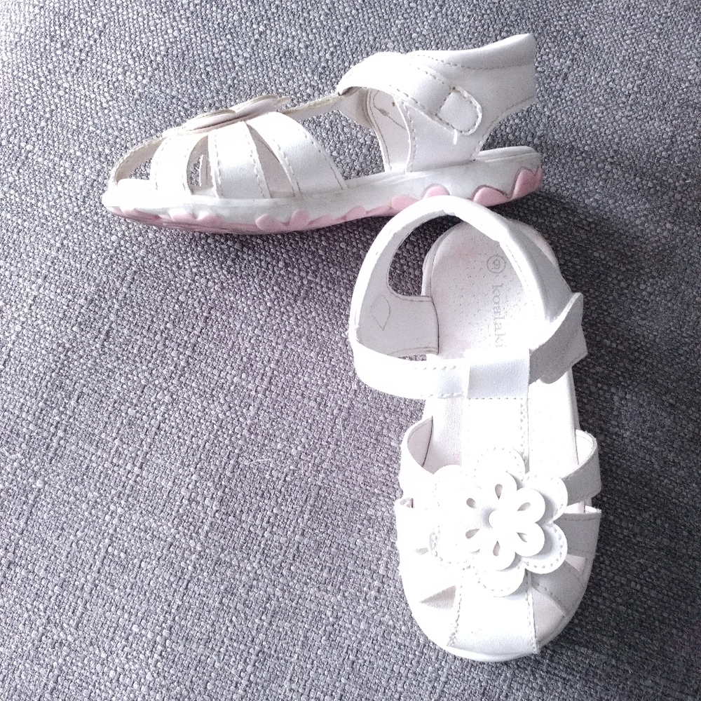 Koala kids white flower Sandals size 9 used